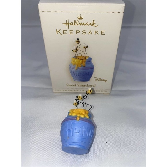 HALLMARK Disney Winnie the Pooh Bear Sweet Smackerel Ornament 2006 Keepsake D7 - Picture 3 of 6